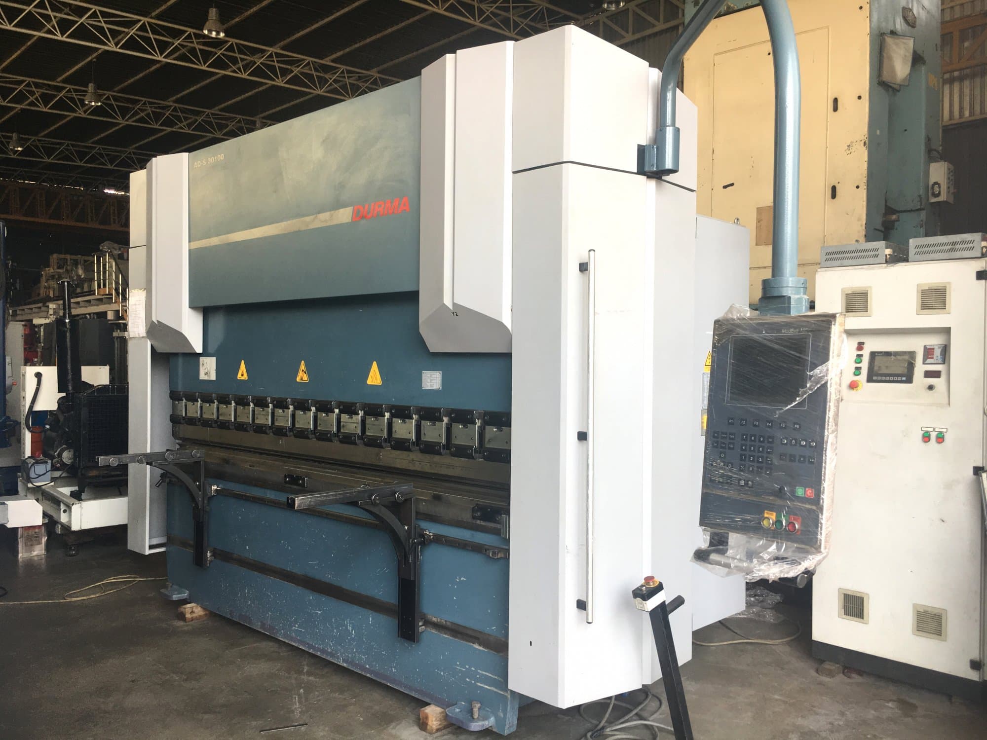 Vista Direita  da Durma AD-S 30100  máquina