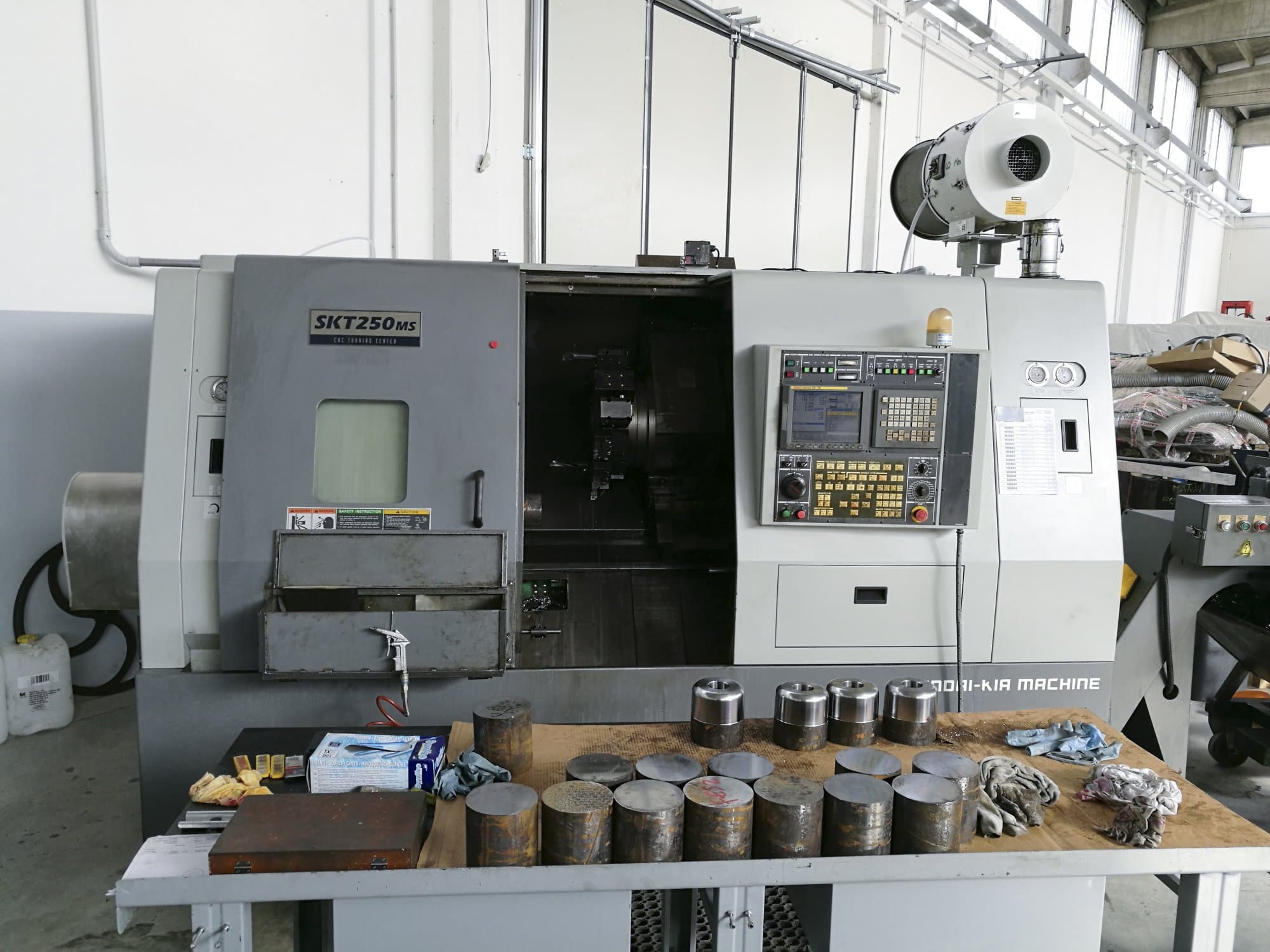 Vista Frontal  da Hyundai Kia SKT 250 MS  máquina