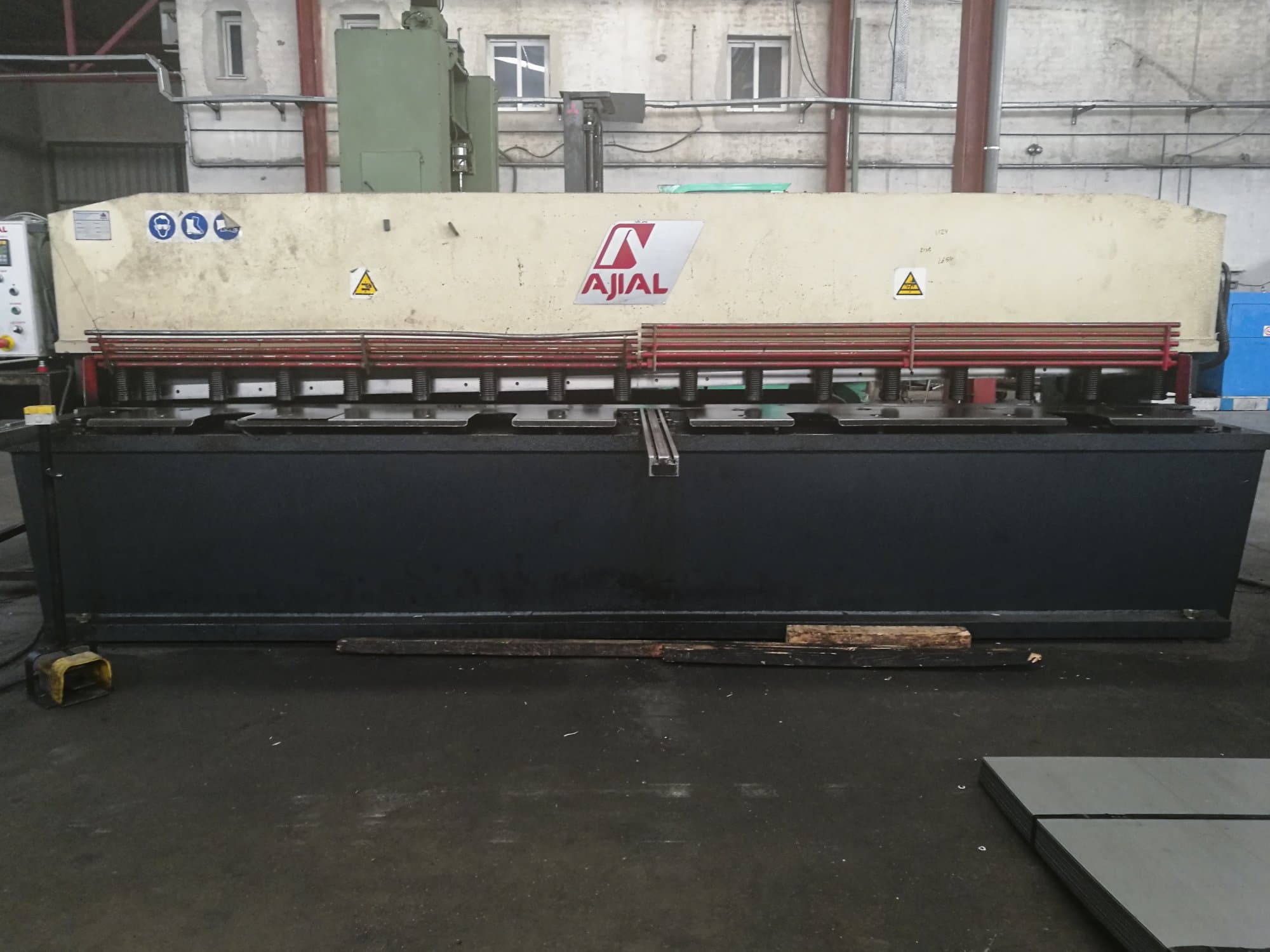 Vista Frontal  da Ajial CB-640  máquina