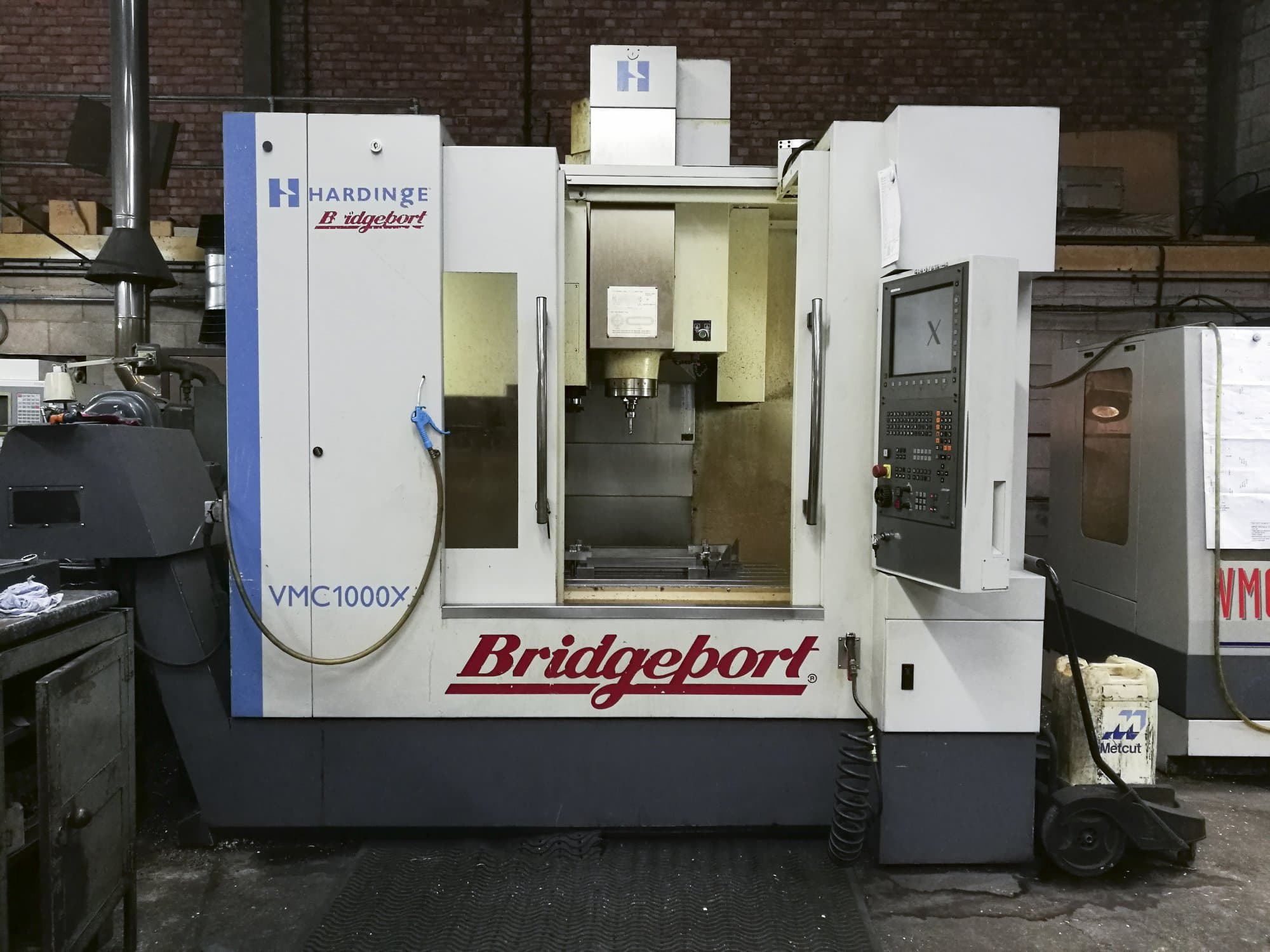 Vista Frontal da Bridgeport VMC XP3-1000 máquina