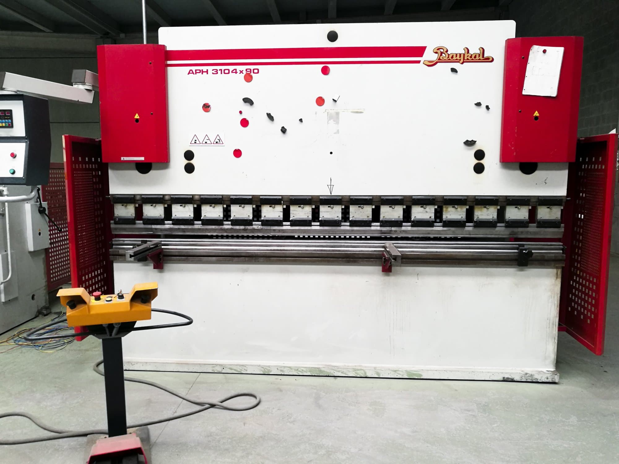 Vista Frontal  da Baykal APH 3104x90  máquina