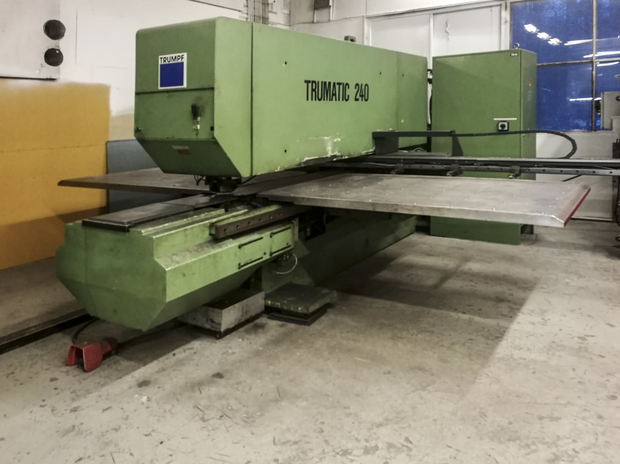 Vista Esquerda da Trumpf Trumatic 240 máquina