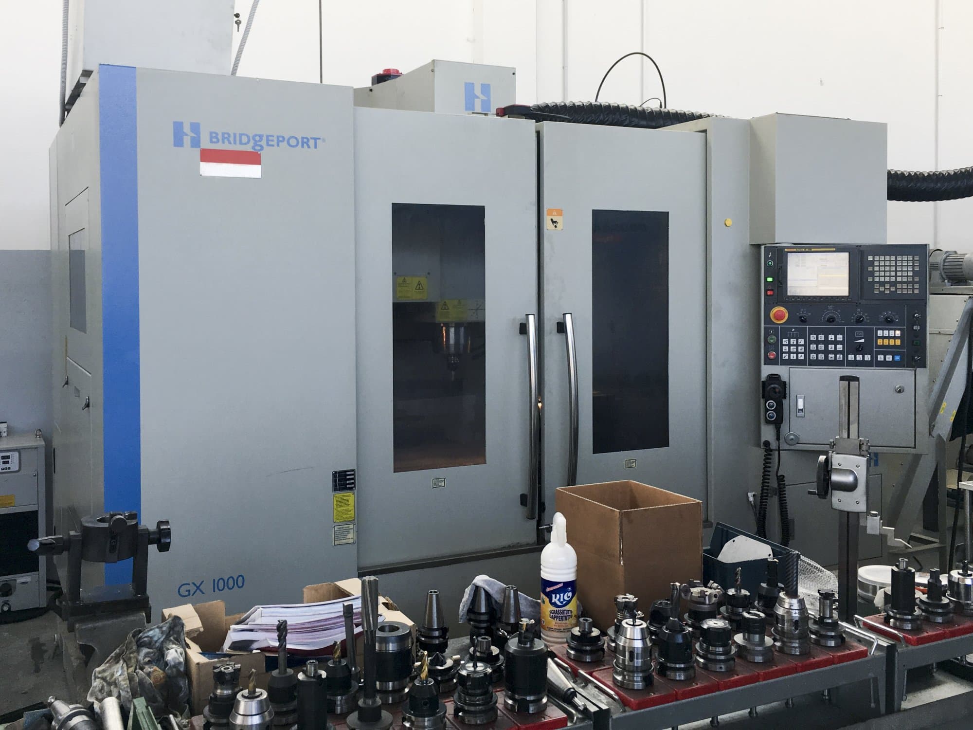 Vista Frontal da Bridgeport GX 1000 máquina