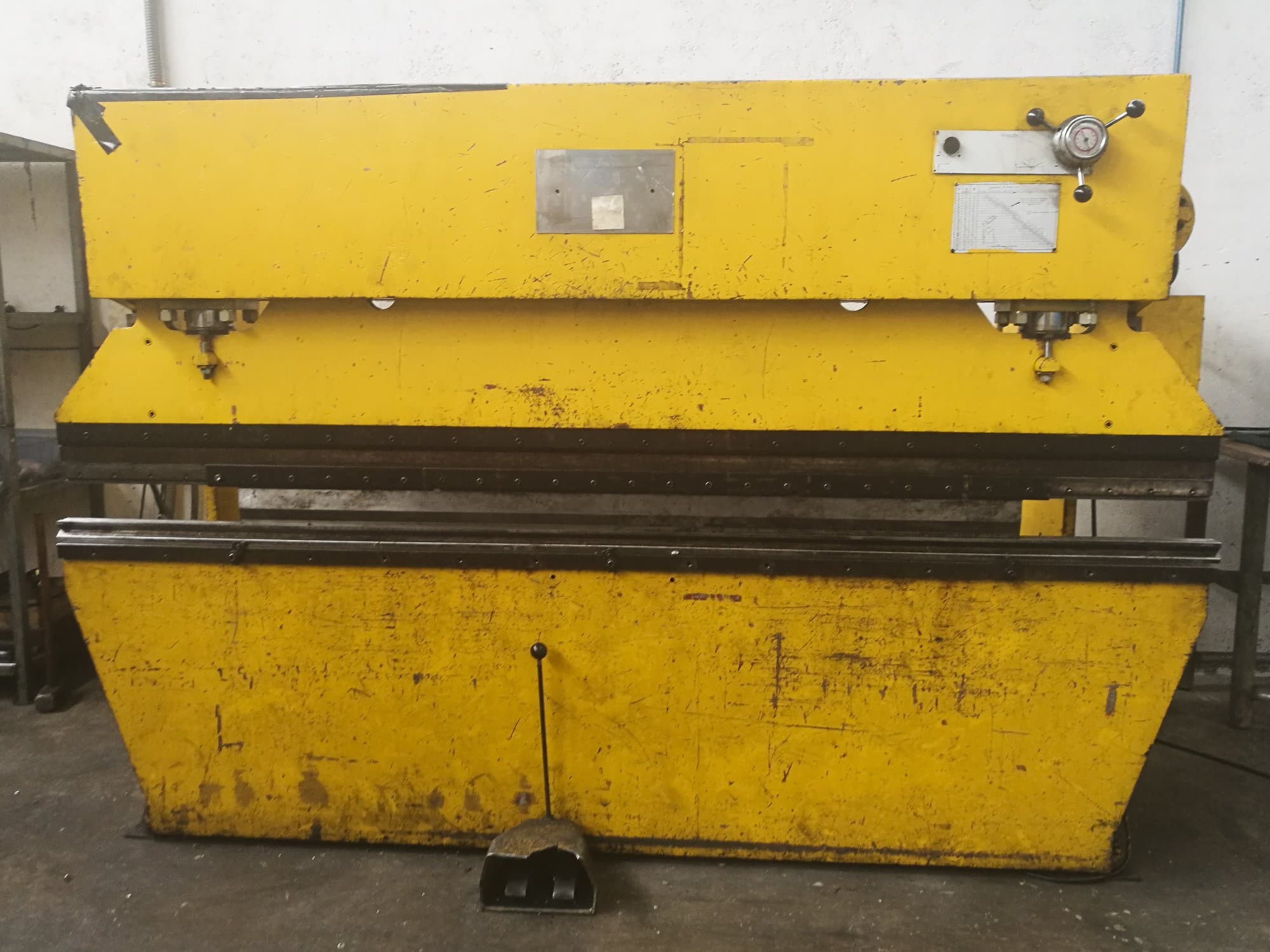 Vista Frontal  da Ajial 75 Tn  máquina