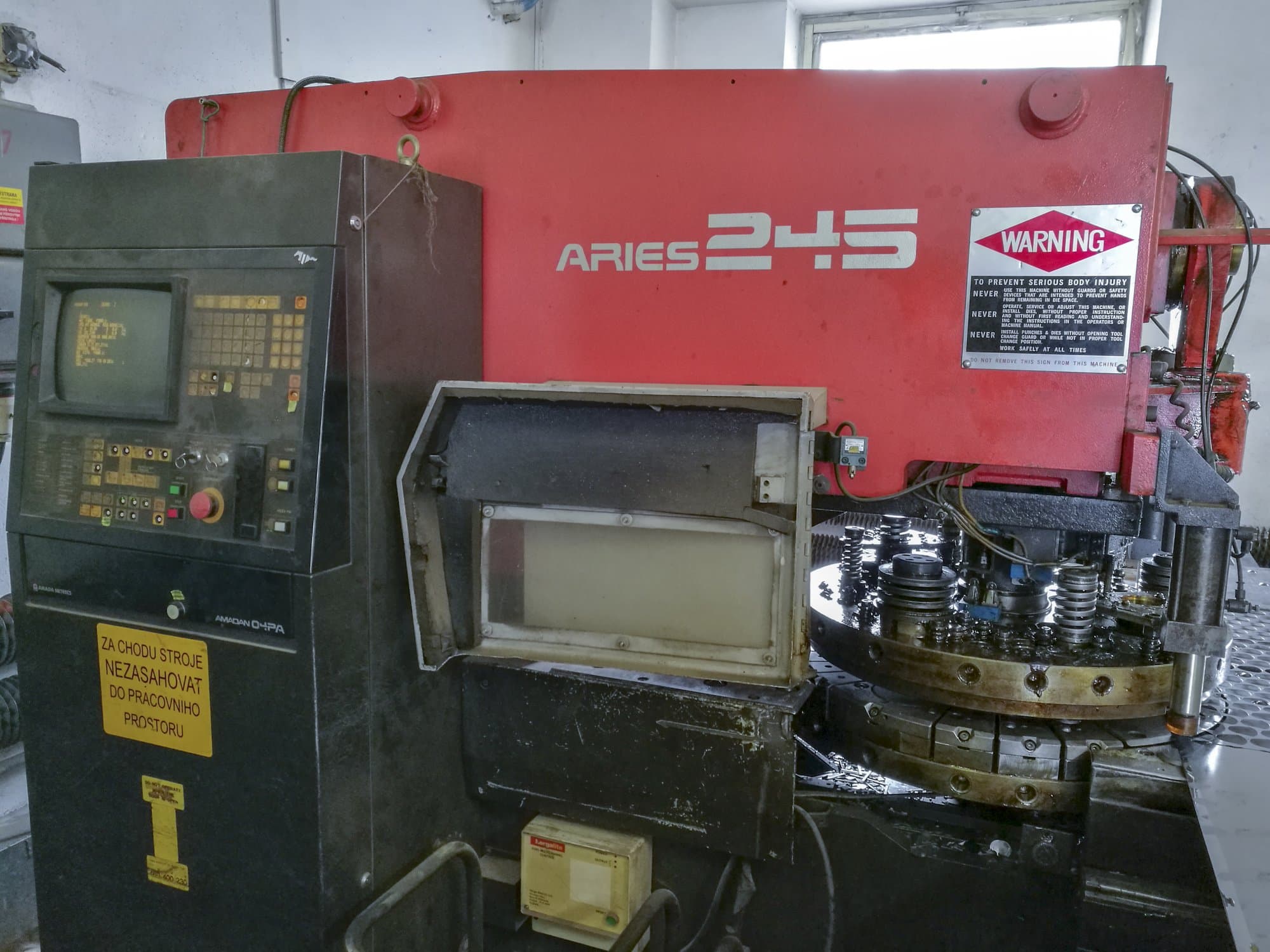 Vista Frontal da AMADA ARIES 245 máquina
