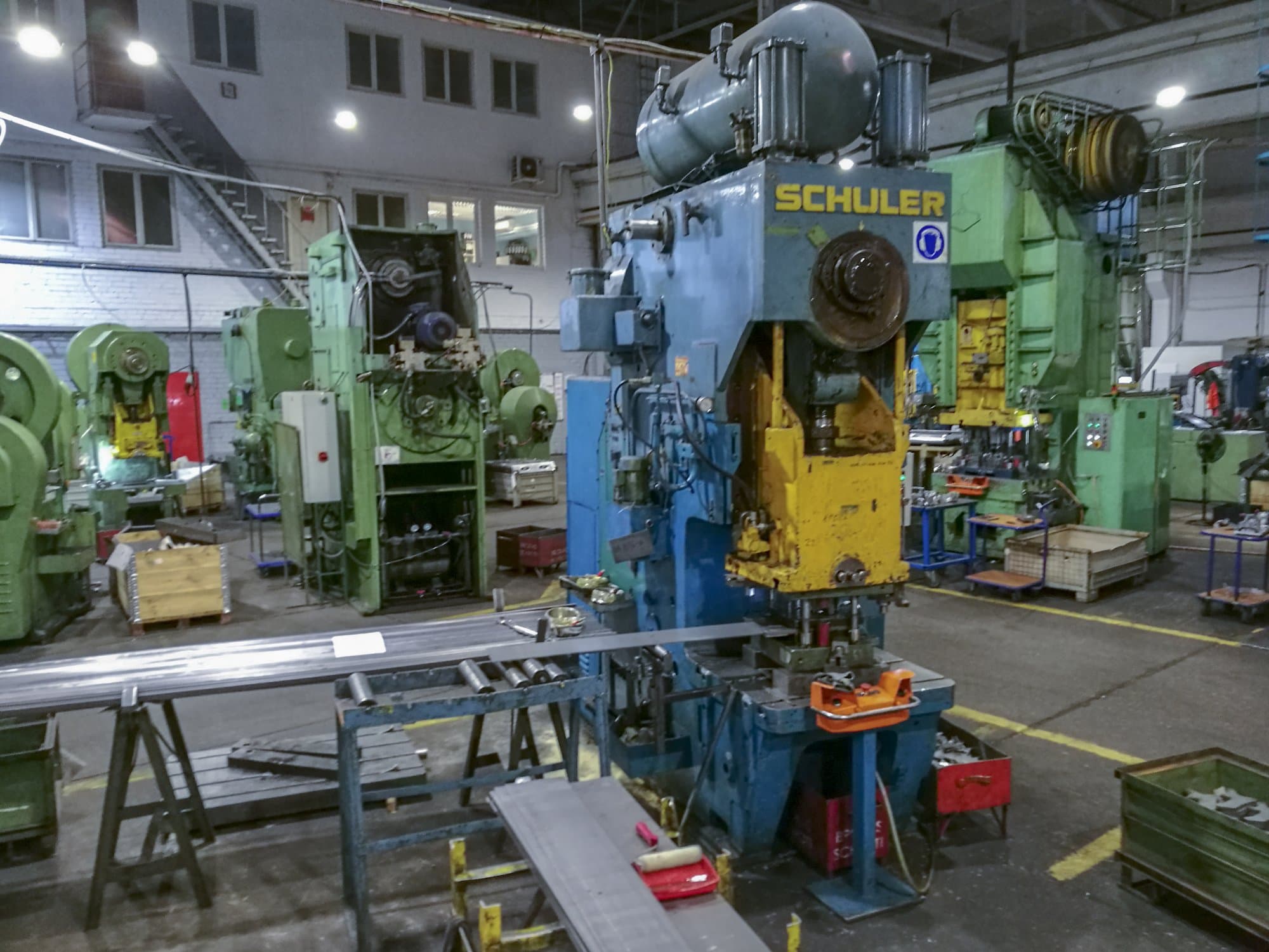 Vista Esquerda  da SCHULER PEr 200/420  máquina