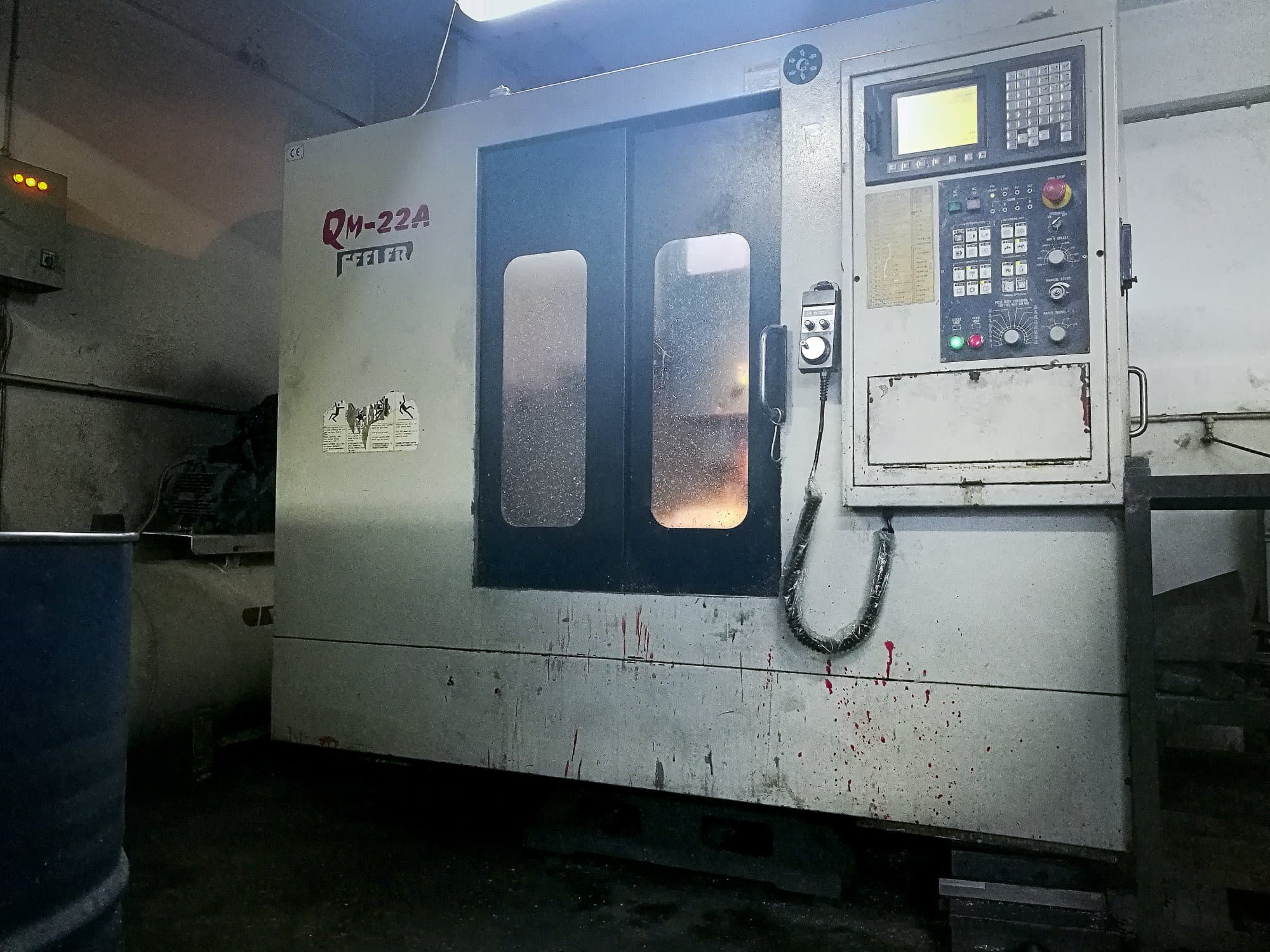 Vista Frontal  da Feeler QM-22A  máquina