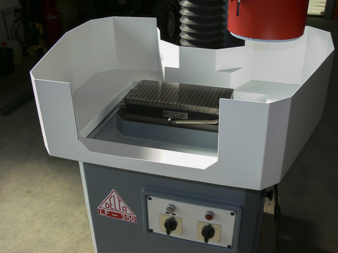 Vista Frontal da DELTA LF-350 máquina