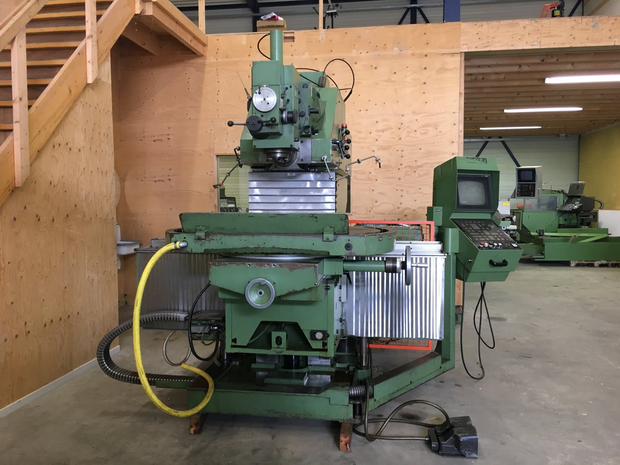 Vista Frontal da Maho MH 1000 C máquina