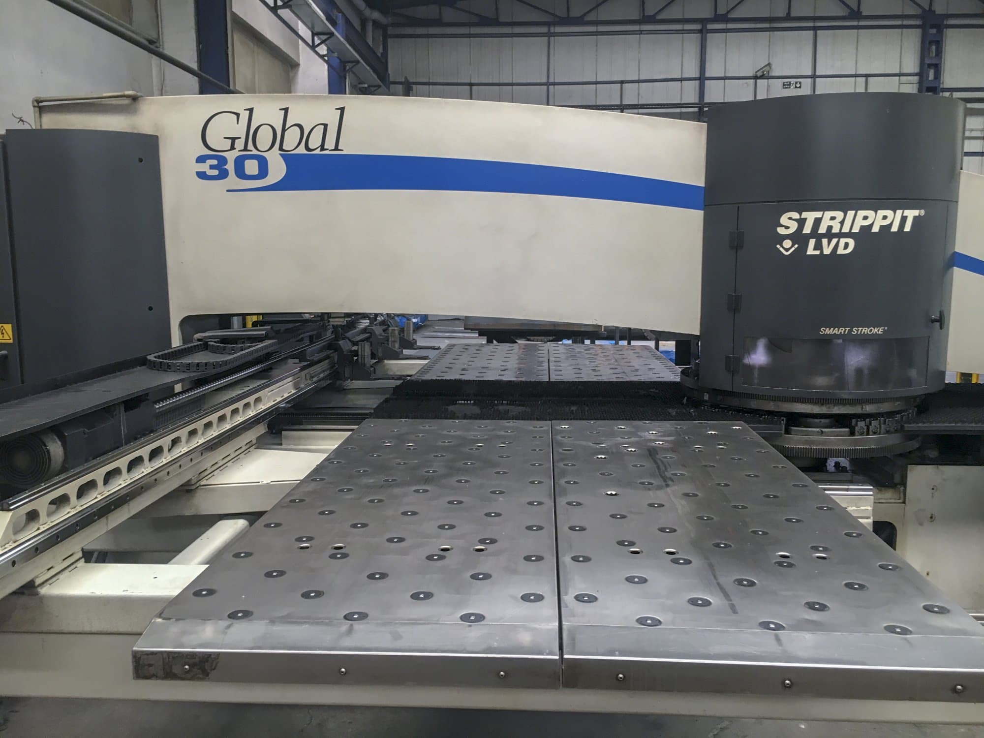 Vista Frontal da LVD STRIPPIT Global 30 1525 máquina