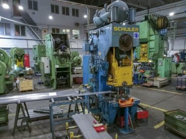 Vista Esquerda da SCHULER PEr 200/420 máquina