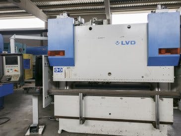 Vista Frontal  da LVD PPEB 80/25 CAD-CNC  máquina