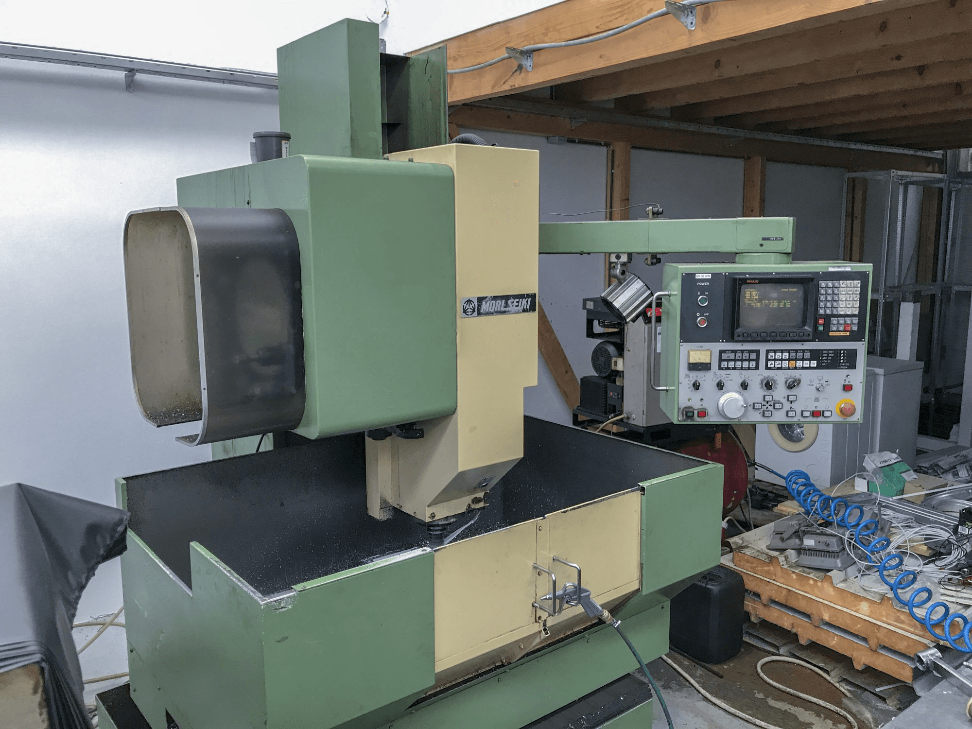 Vista Esquerda da MORI SEIKI MV-Junior máquina