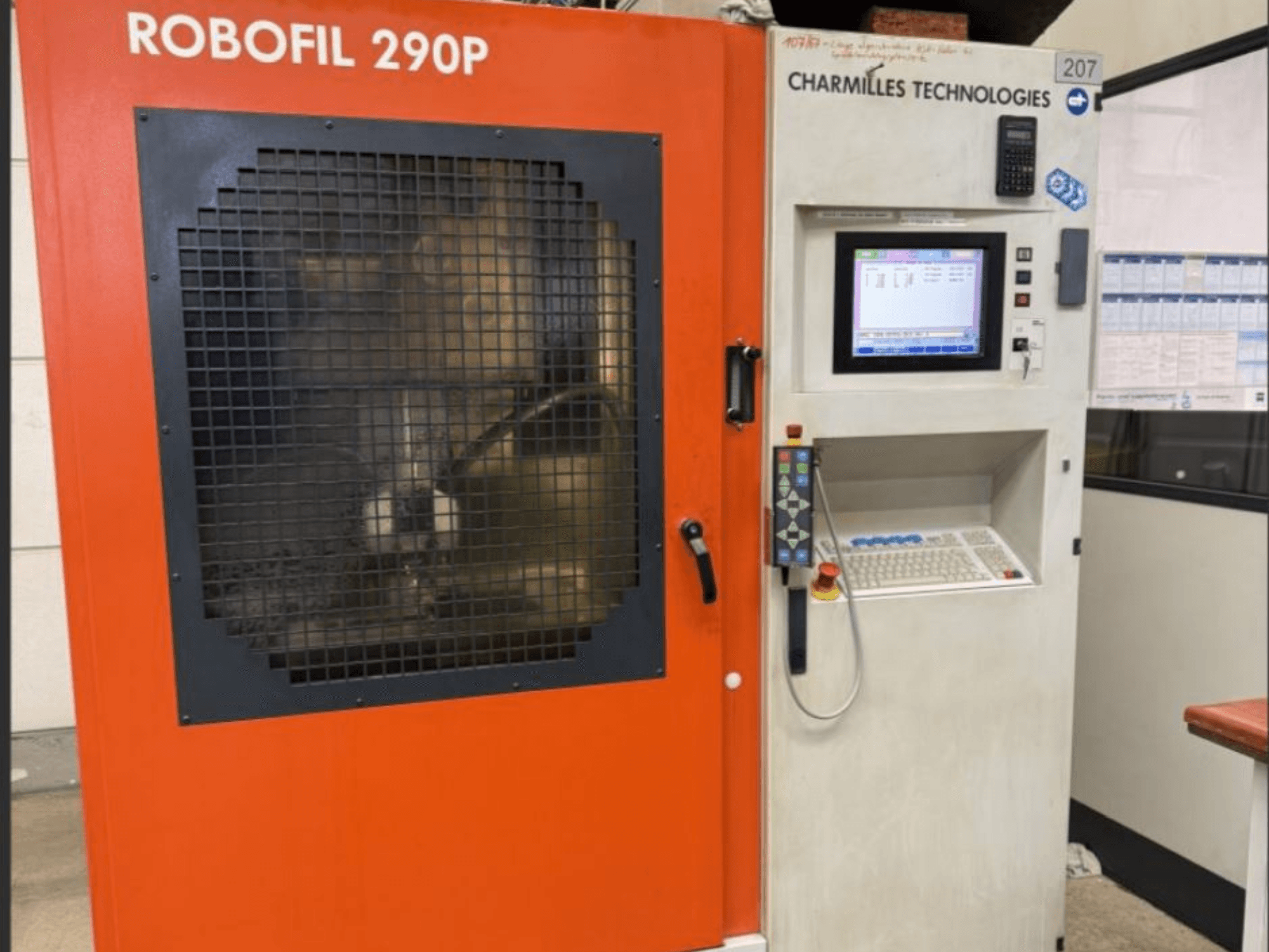 Vista frontal da máquina EDM de fio Robofil 290P da CHARMILLES TECHNOLOGIES com painel de controlo e área de trabalho protegida por grelha.