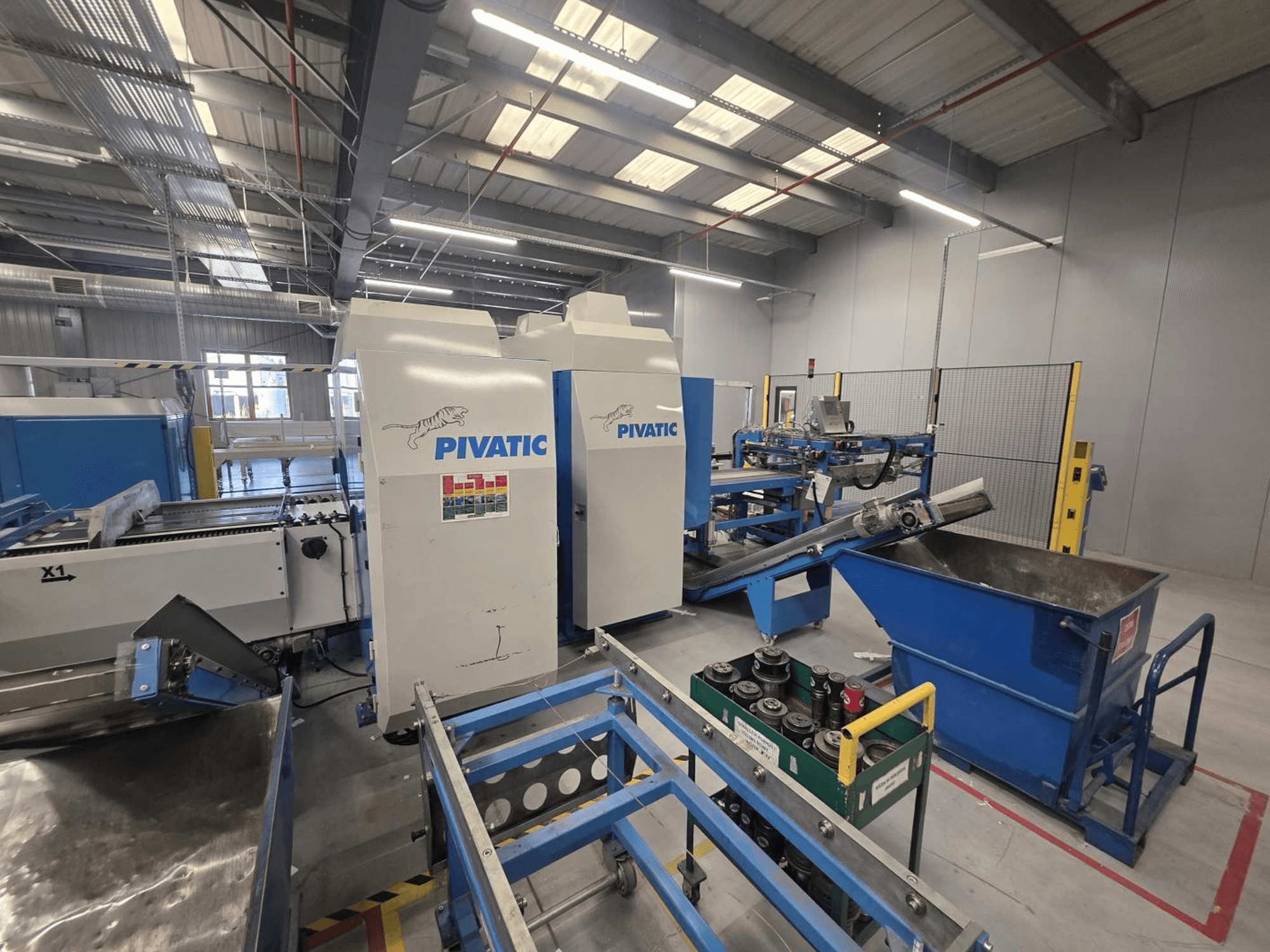 Máquina de perfuração CNC Pivatic PCC80-e TT HT, vista frontal que mostra a configuração operacional, o transportador e o contentor de resíduos.