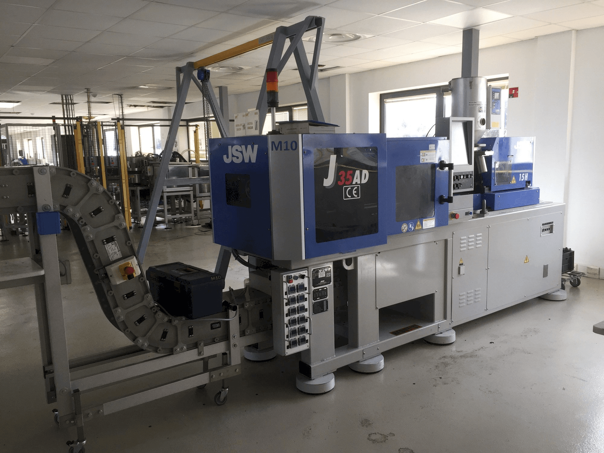 Vista Frontal da JSW J 35 AD 15 H máquina