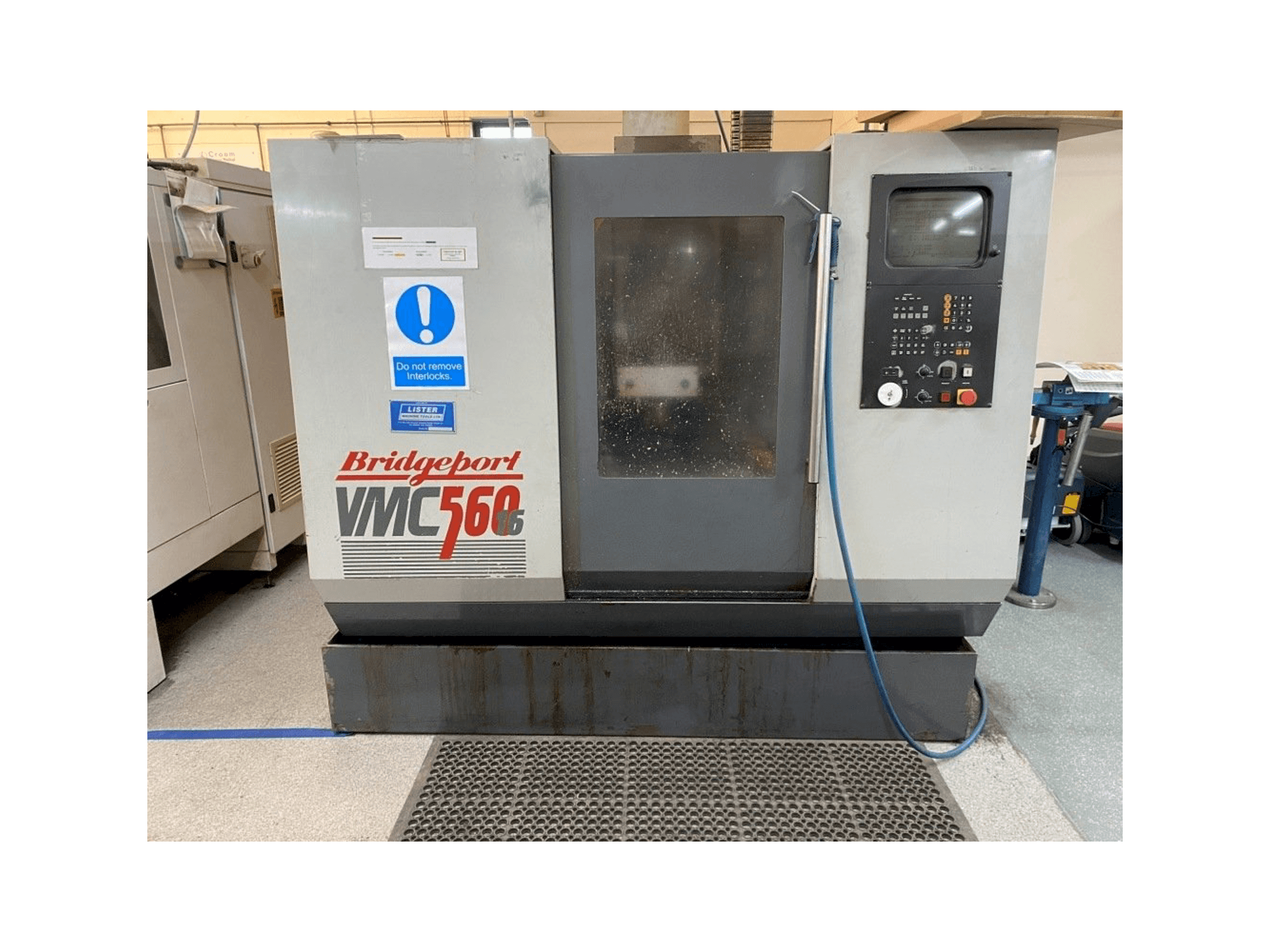 Vista Frontal da Bridgeport VMC 560/16 máquina