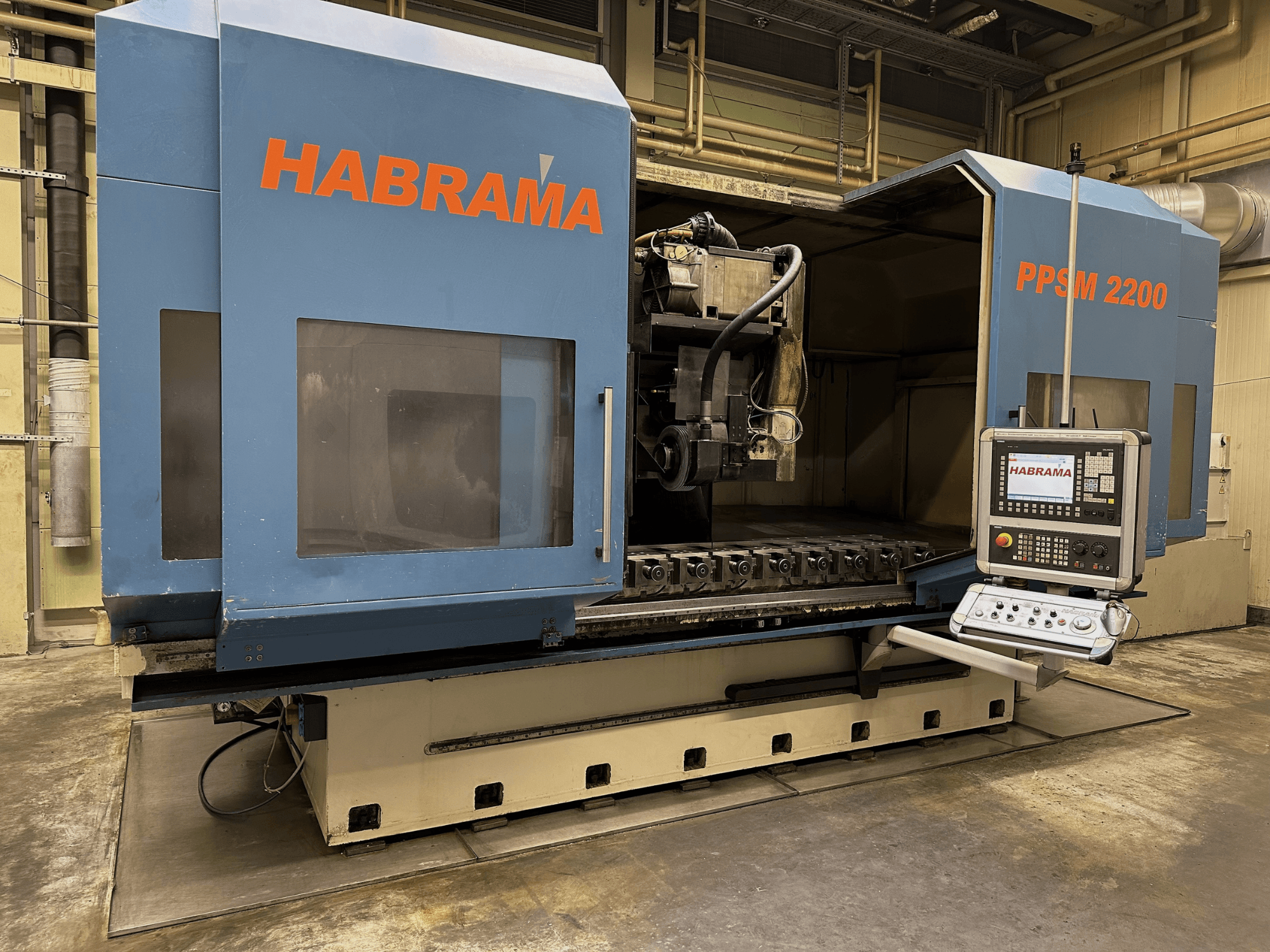 Fresadora Habraman PPSM 2200, vista frontal, com painel de controlo e porta-ferramentas visível com múltiplas ranhuras de fixação.