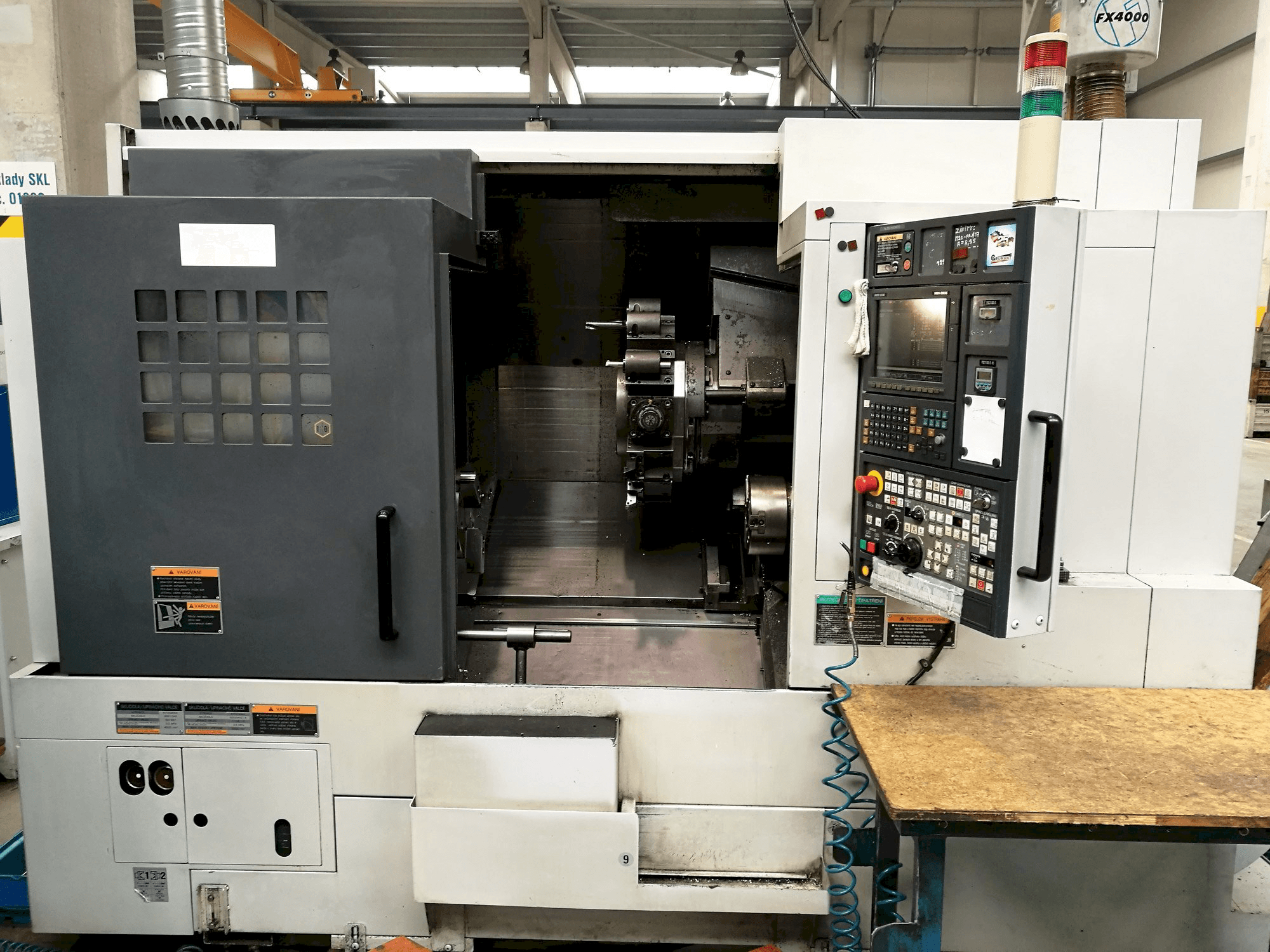 Vista Frontal da MORI SEIKI NL 2500 SY/700 máquina