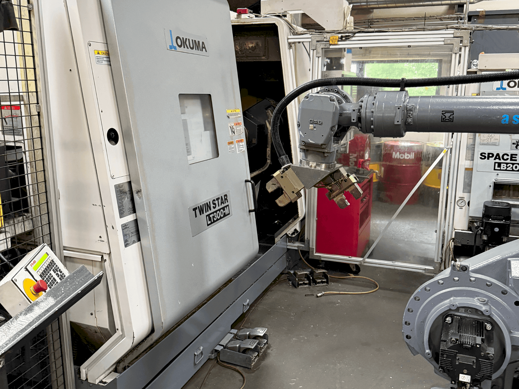 Vista Frontal da Okuma Twinstar LT300-M máquina