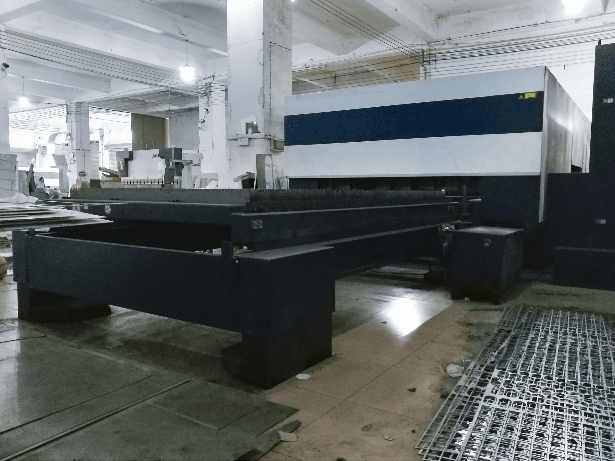 Vista Direita da Trumpf TruLaser 3030 máquina