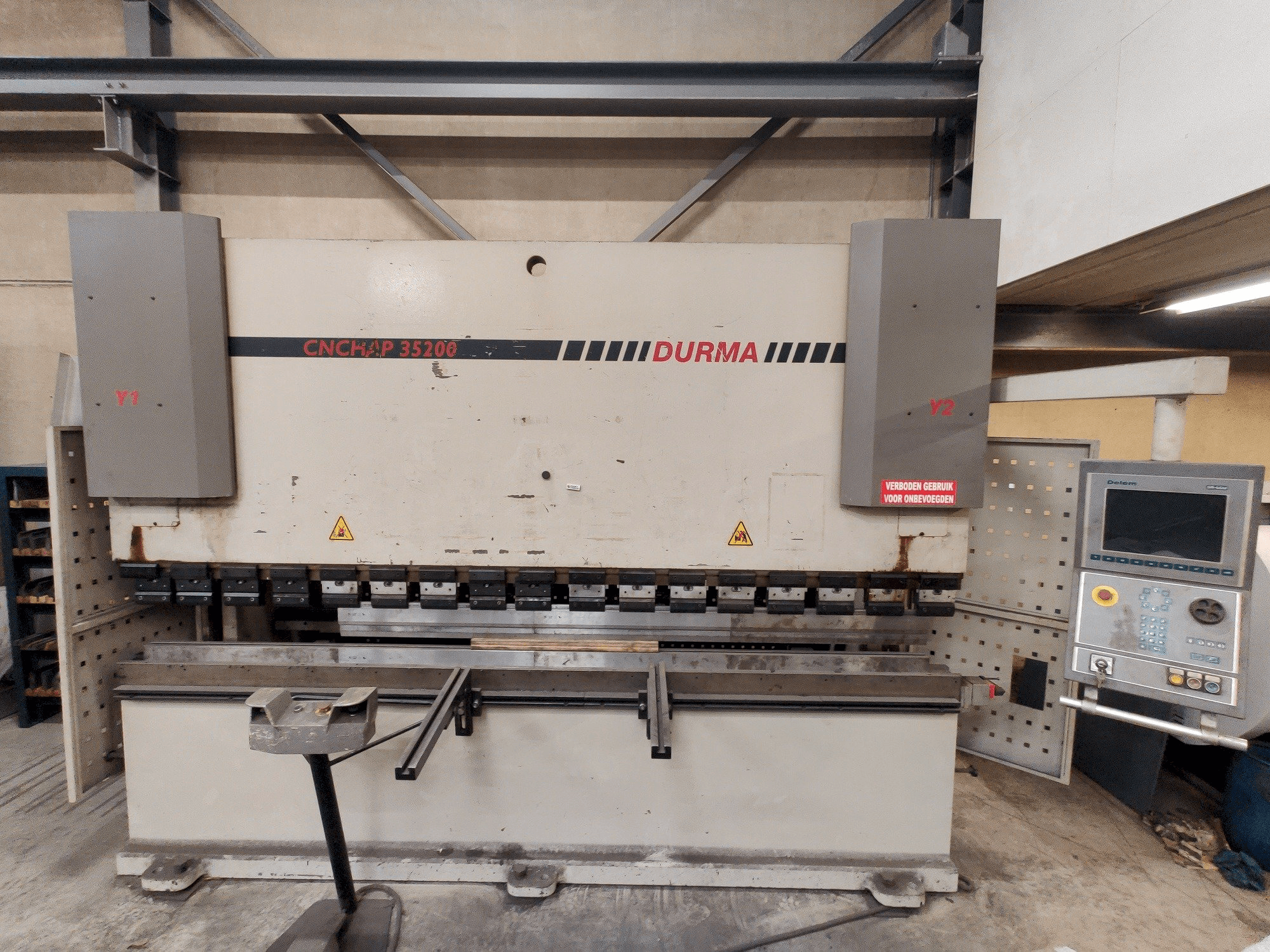 Vista Frontal da Durma CNC HAP 35200 máquina
