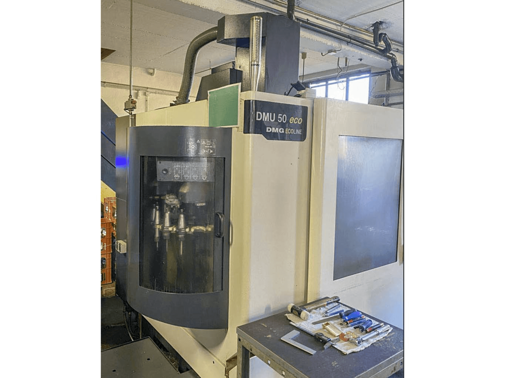 Vista Frontal da DMG MORI DMU 50 eco máquina