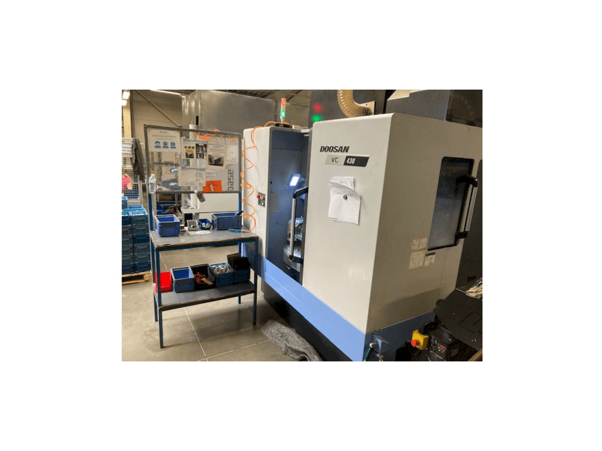 Vista Frontal da Doosan VC 430 máquina