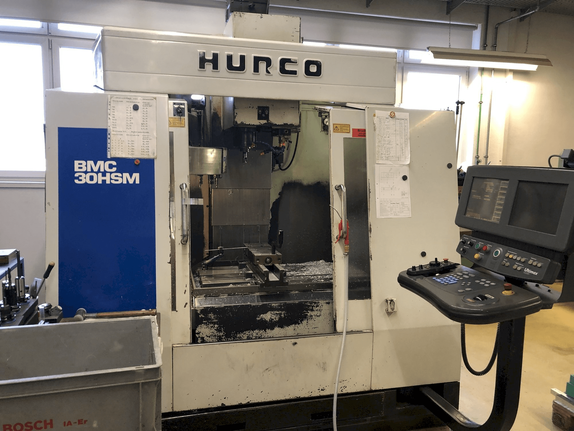 Vista Frontal da Hurco BMC 30 HSM máquina