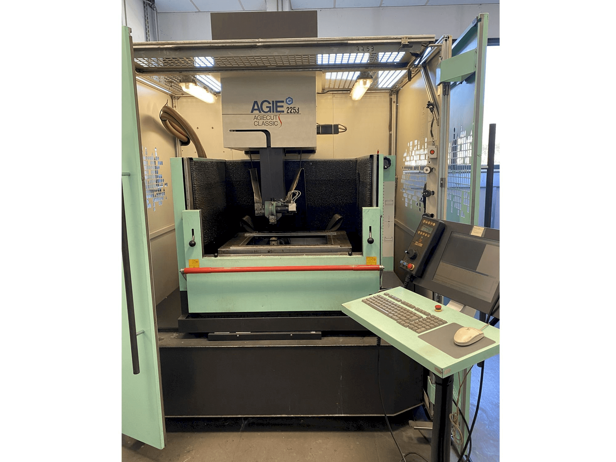 Vista Frontal da AGIE Agiecut Classic 3s máquina