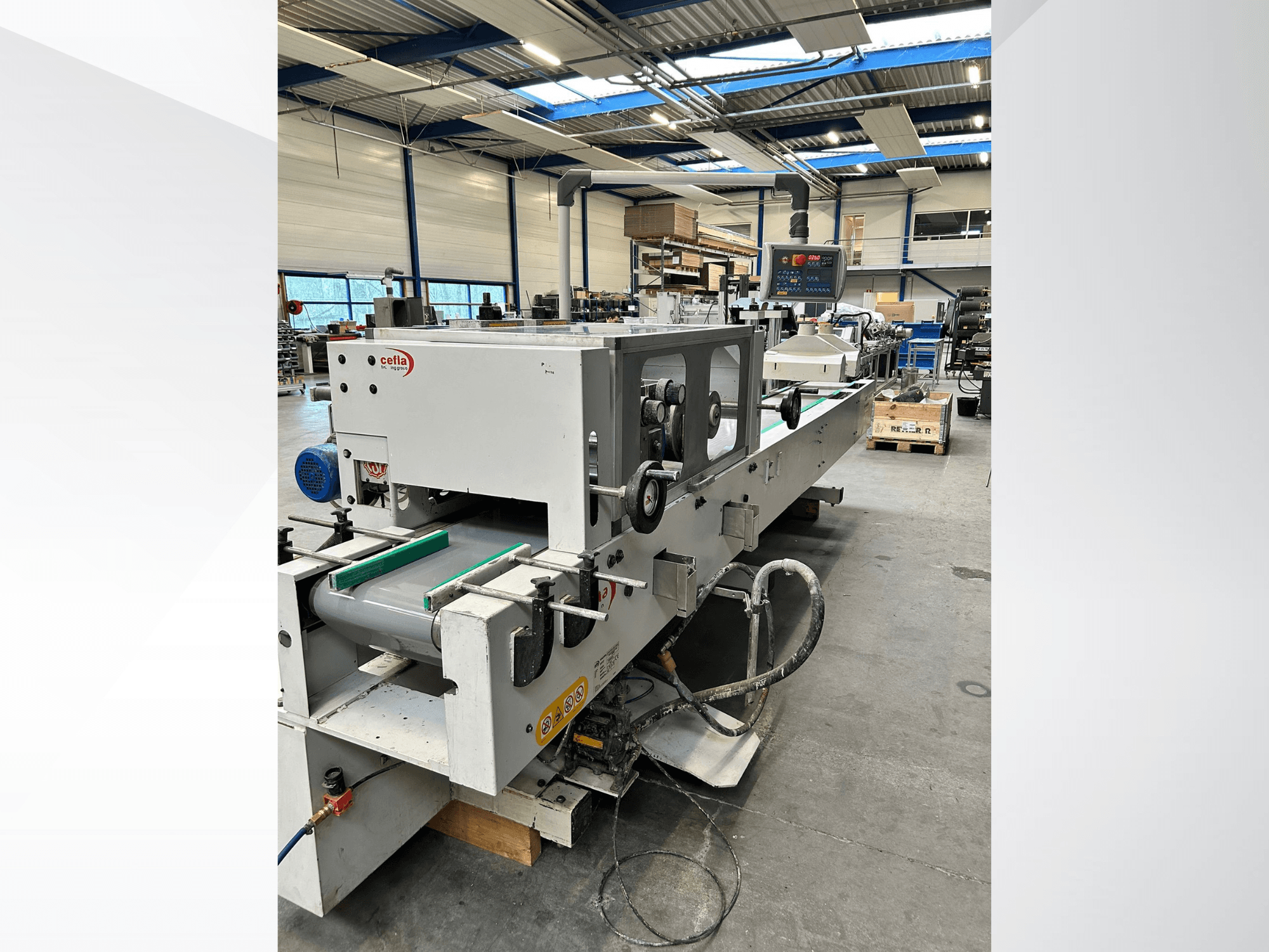 Vista frontal da máquina para madeira CEFLA Smartparquet MRF-2VS/300, mostrando o painel de controlo e o transportador com rolos verdes.
