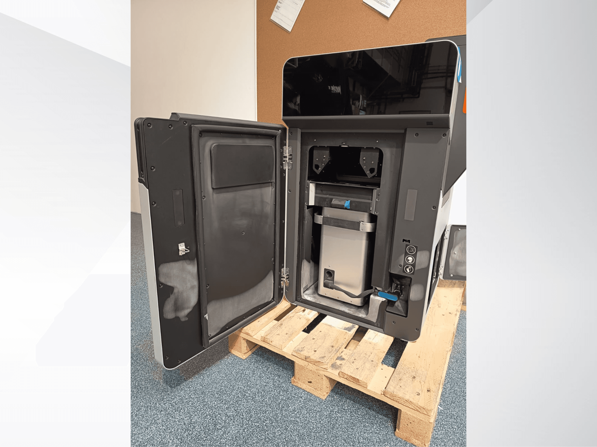 Impressora 3D de plástico FORMLABS Fuse 1, vista lateral com a porta aberta revelando os componentes internos e o painel de controlo.