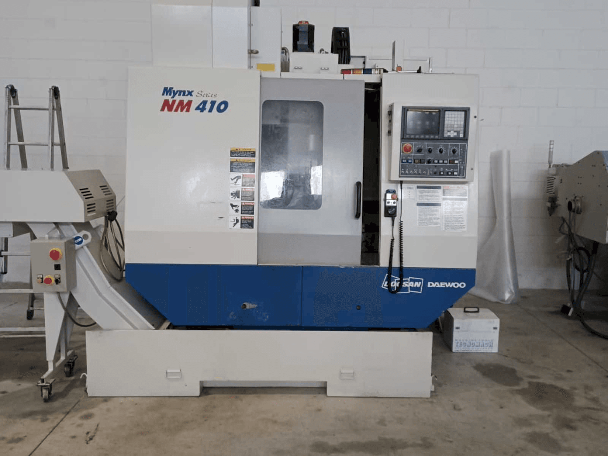 Vista Frontal da Doosan Mynx NM 410 máquina
