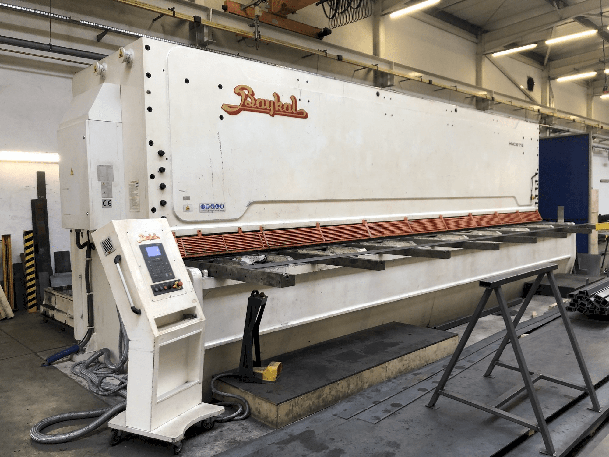 Vista Frontal da Baykal HNC 8116 máquina