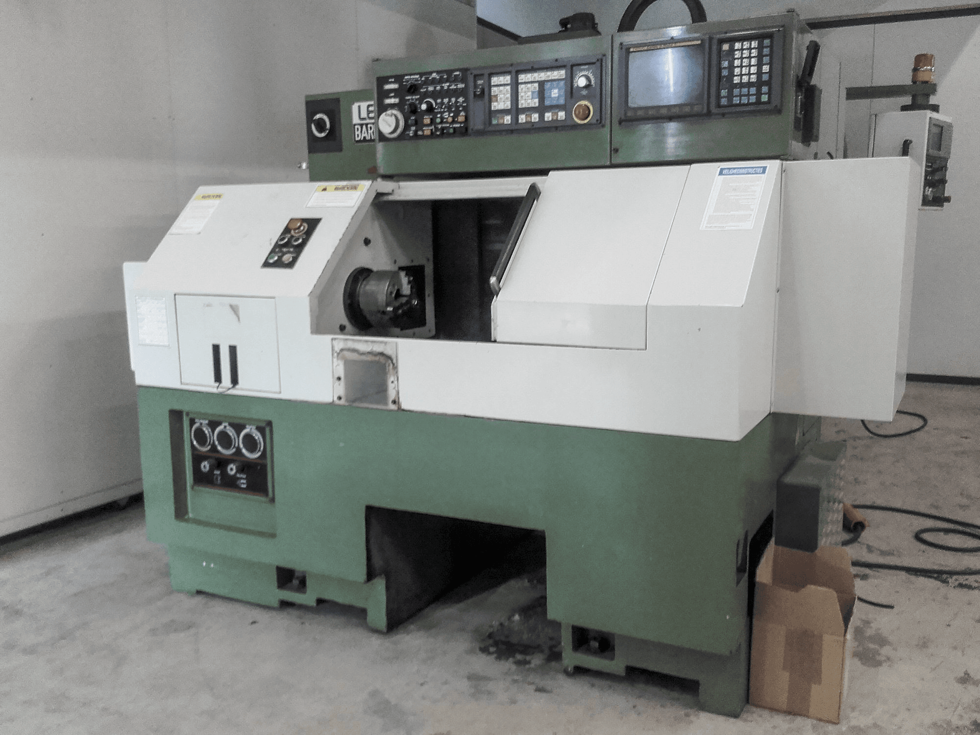 Vista Esquerda da Leadwell Barmaster 40 máquina
