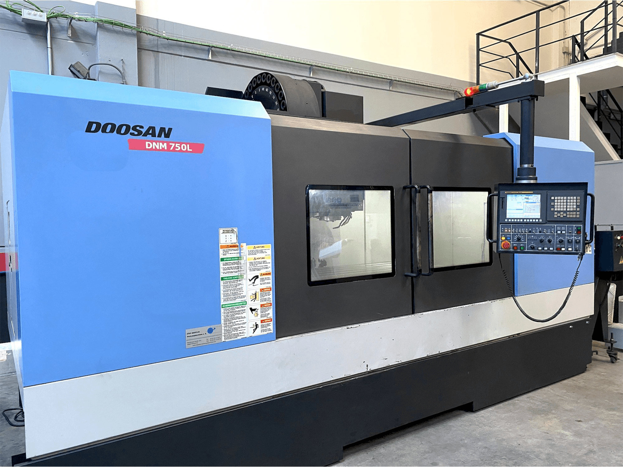 Vista Frontal da Doosan DNM705L máquina