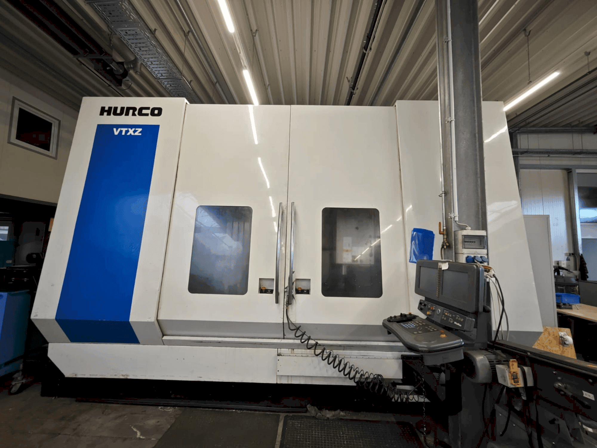 Vista Frontal da Hurco VTXZ máquina