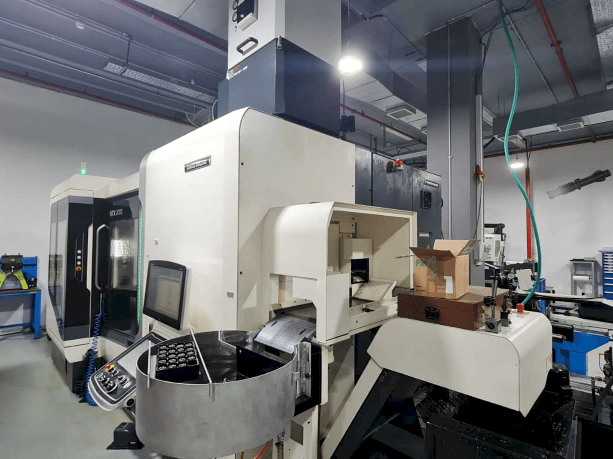 Vista Lateral Direita da DMG MORI NTX2000/1500SZ máquina