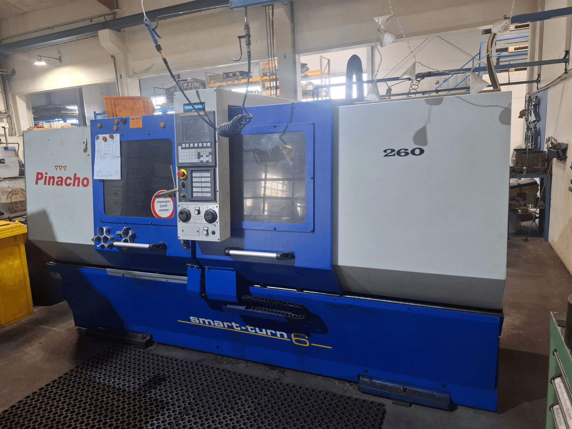 Torno horizontal Pinacho Smart-turn6 260, vista frontal com o painel de controlo e as etiquetas visíveis.