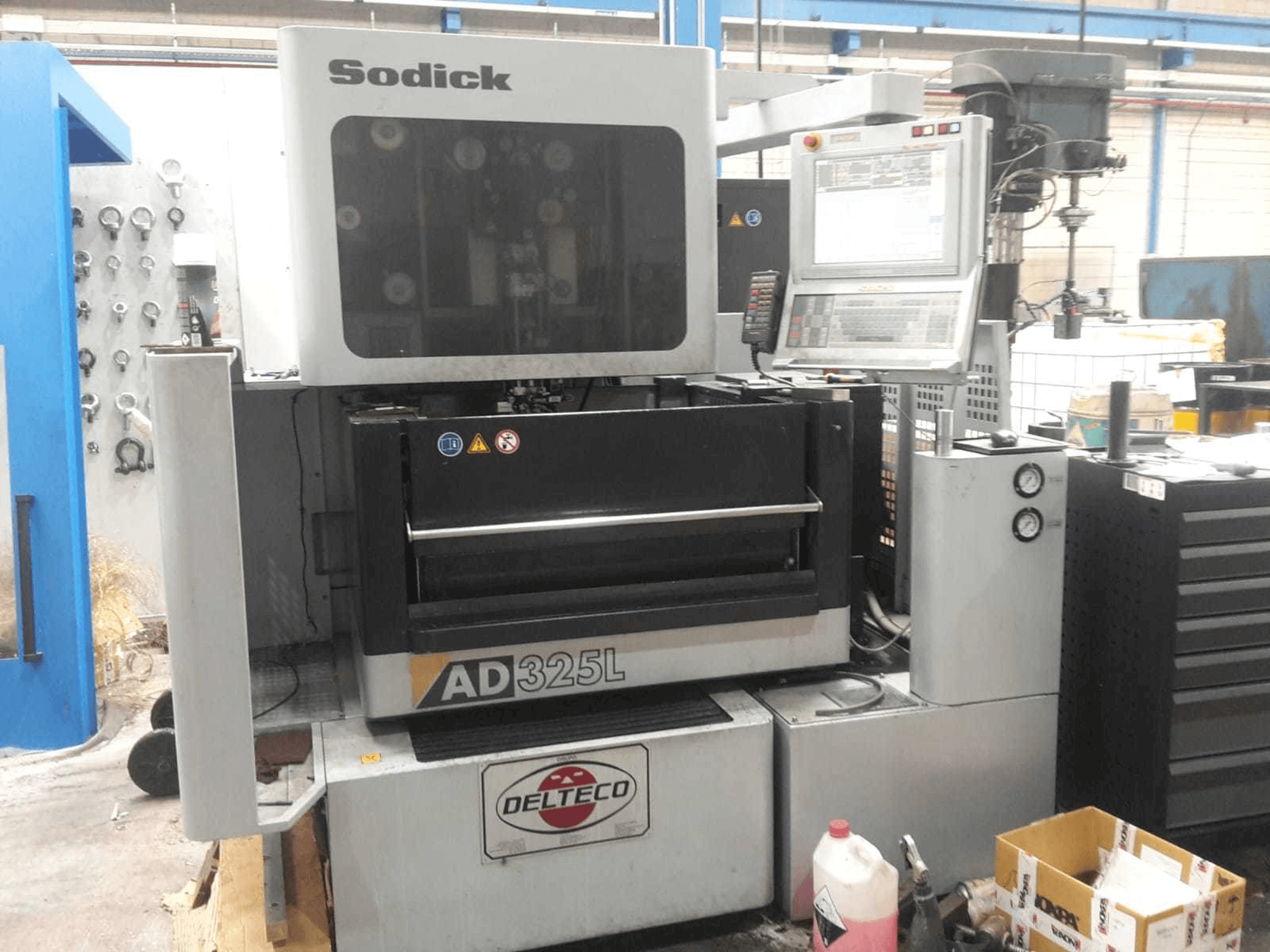 Vista Frontal da Sodick AD325L máquina
