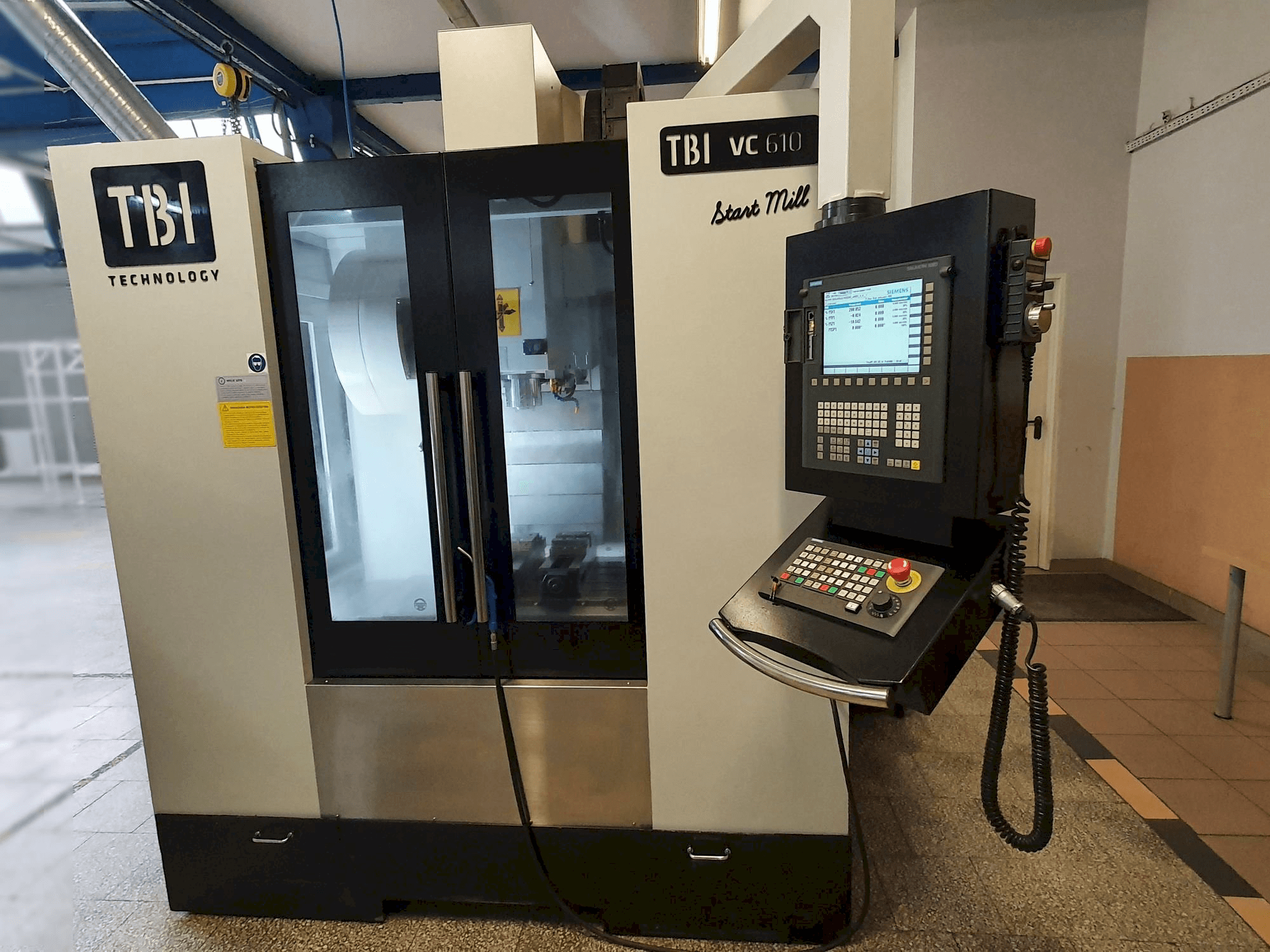 Vista Frontal da TBI VC610 Start Mill máquina