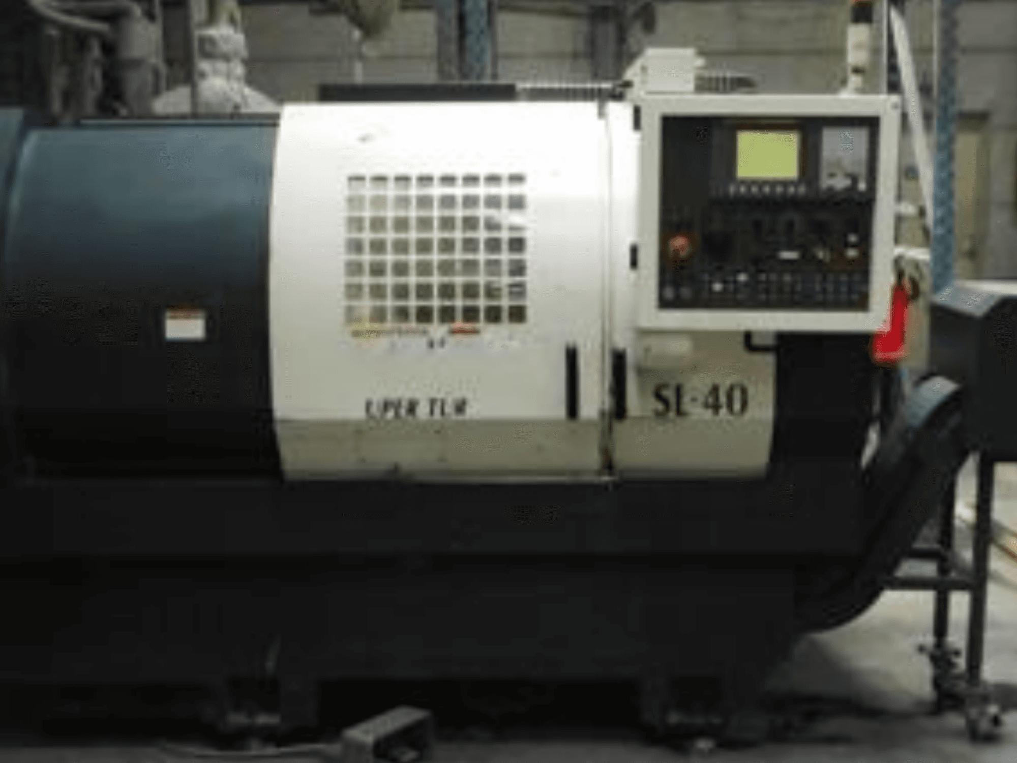 Torno horizontal Johnford SL-40, vista lateral que mostra o painel de controlo e o alojamento do fuso principal.
