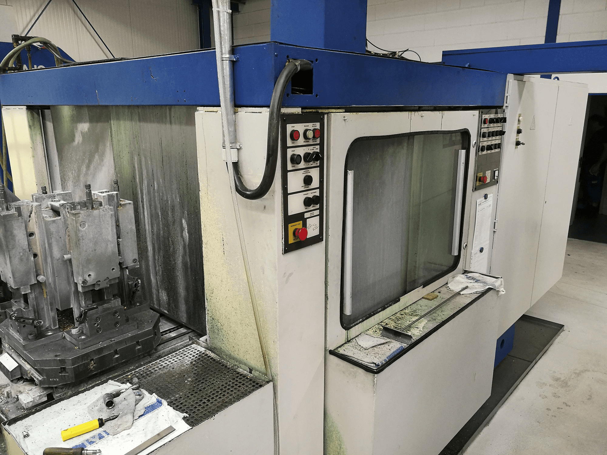 Vista Esquerda da Hueller Hille NBH 70 máquina