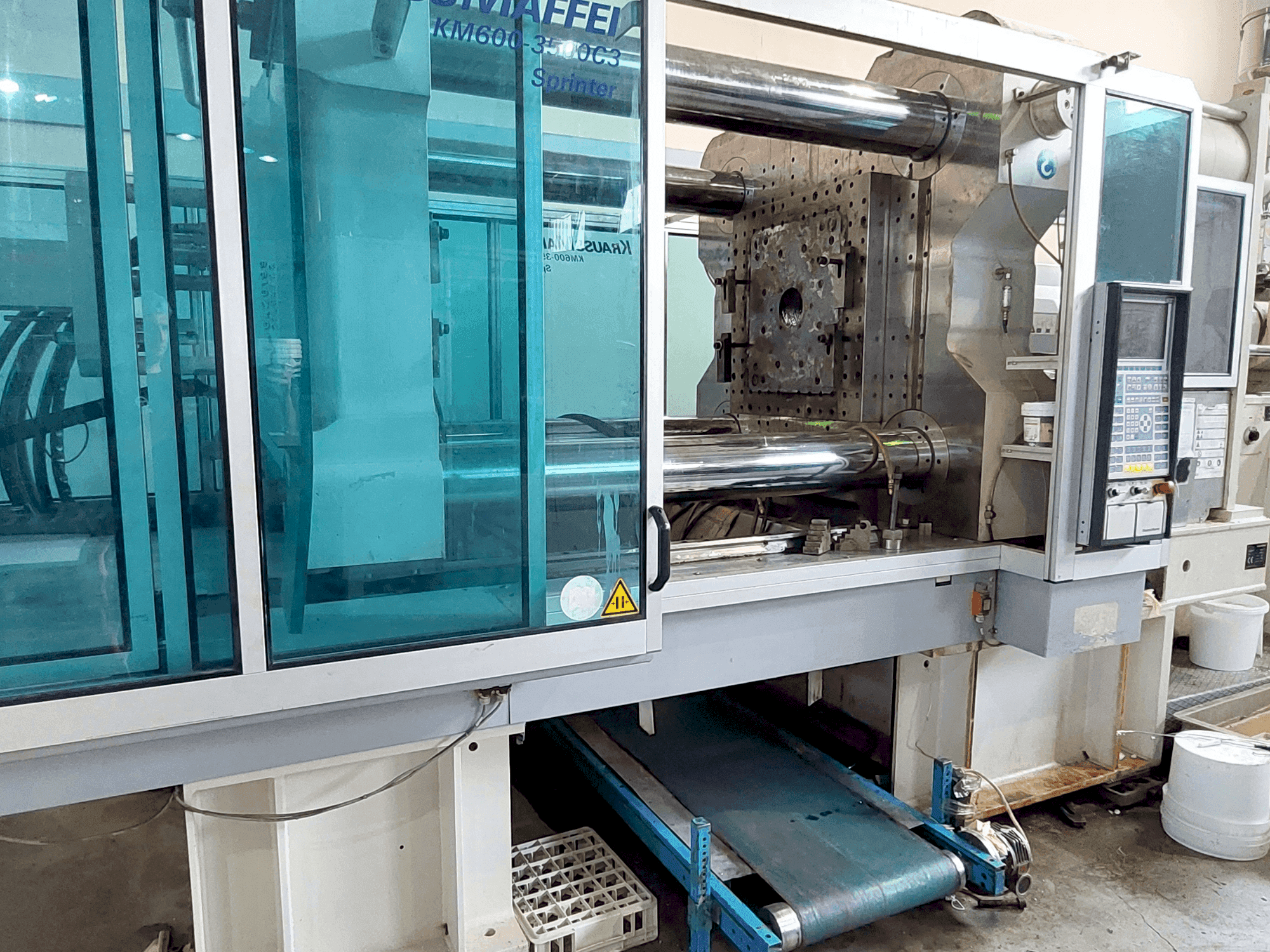 Vista Frontal da Krauss Maffei 600 - 3500 C3 máquina