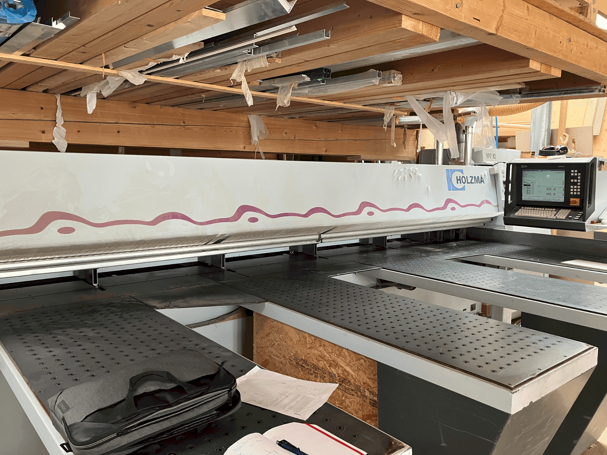 Vista Frontal da HOLZMA HPP 82/43 máquina