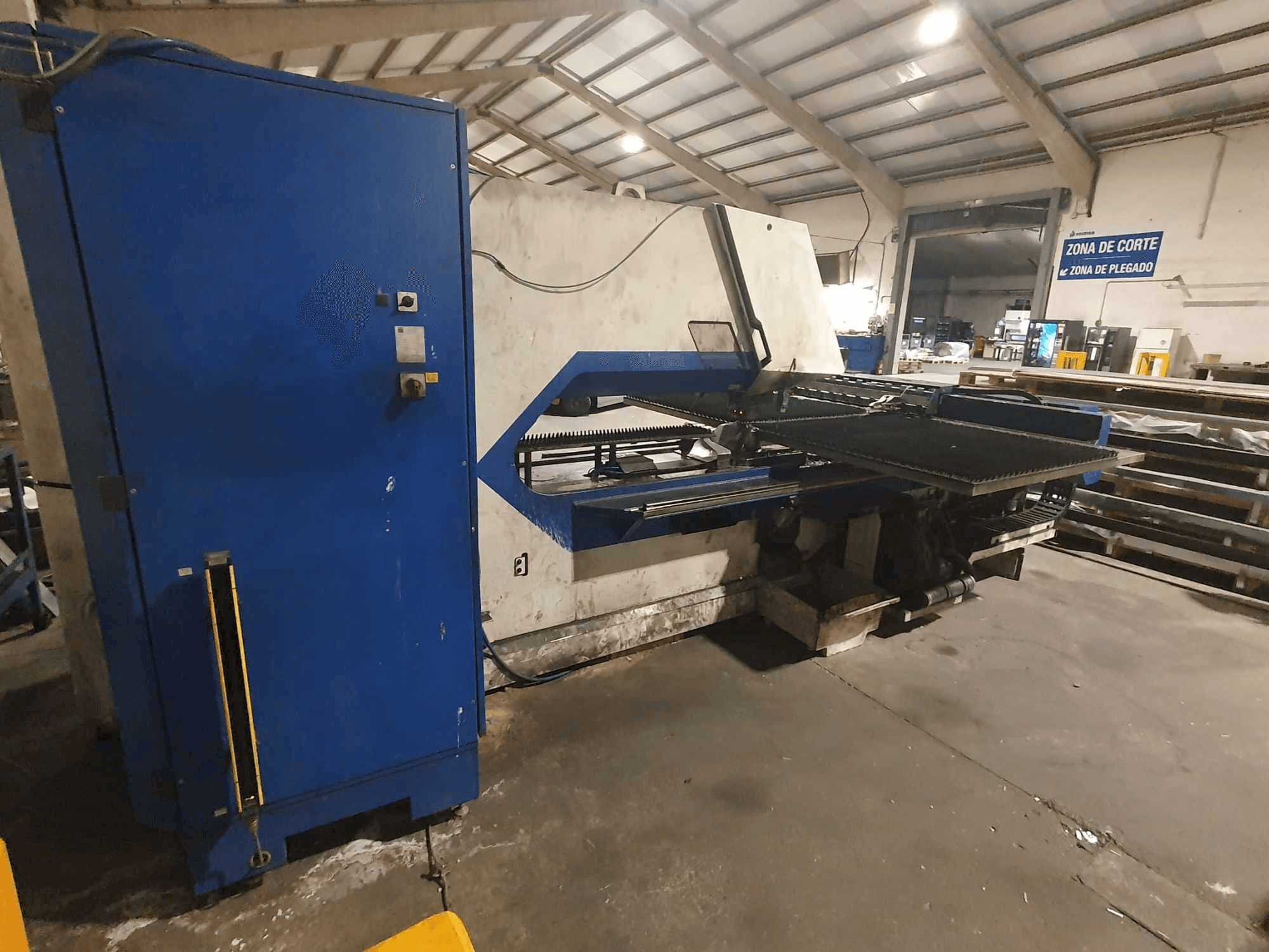 Vista Frontal da TRUMPF Trumatic 2000R máquina