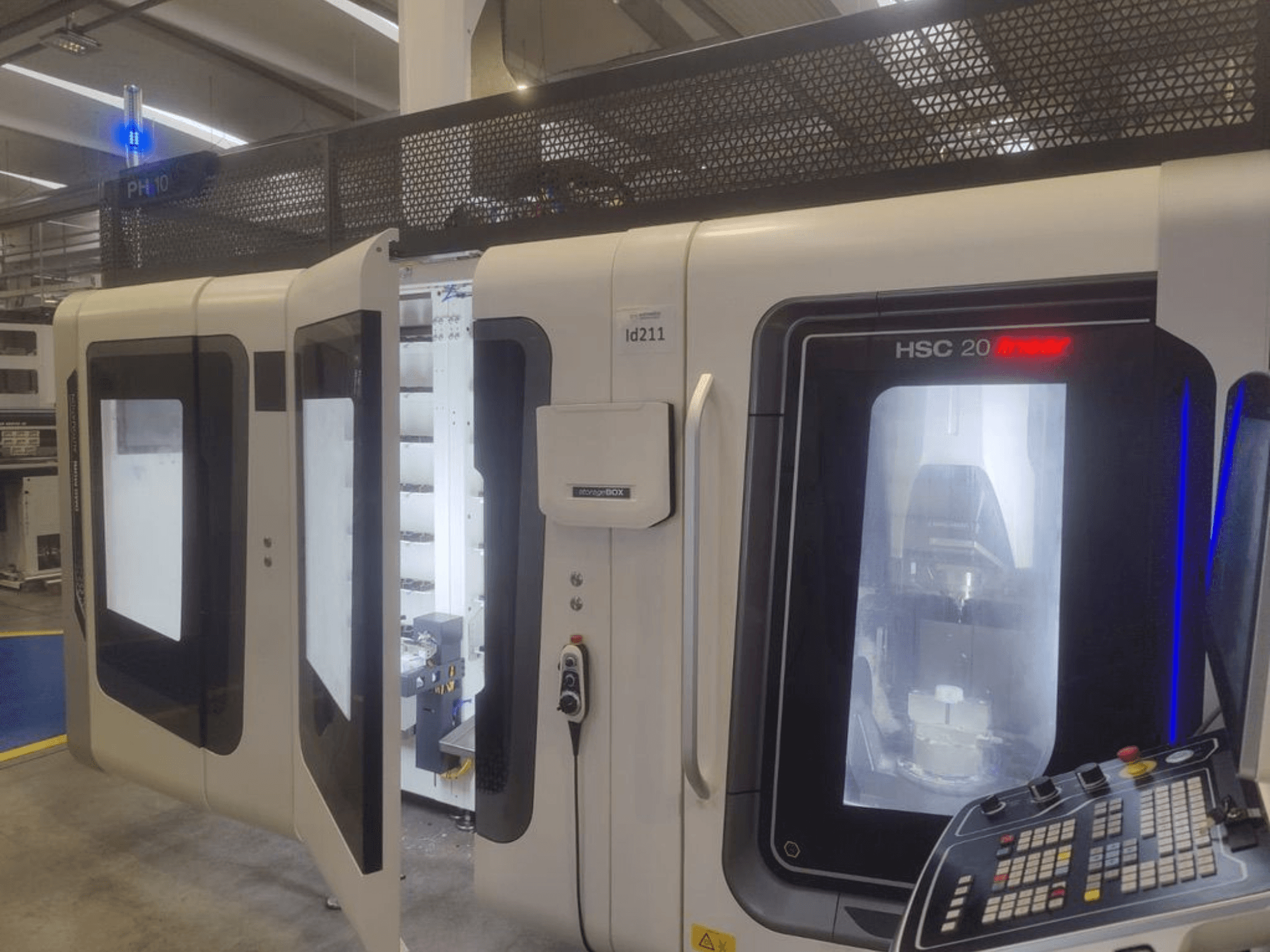 Centro de maquinação vertical DMG MORI HSC 20, vista frontal, mostrando as portas abertas que revelam o interior da maquinação e o painel de controlo.