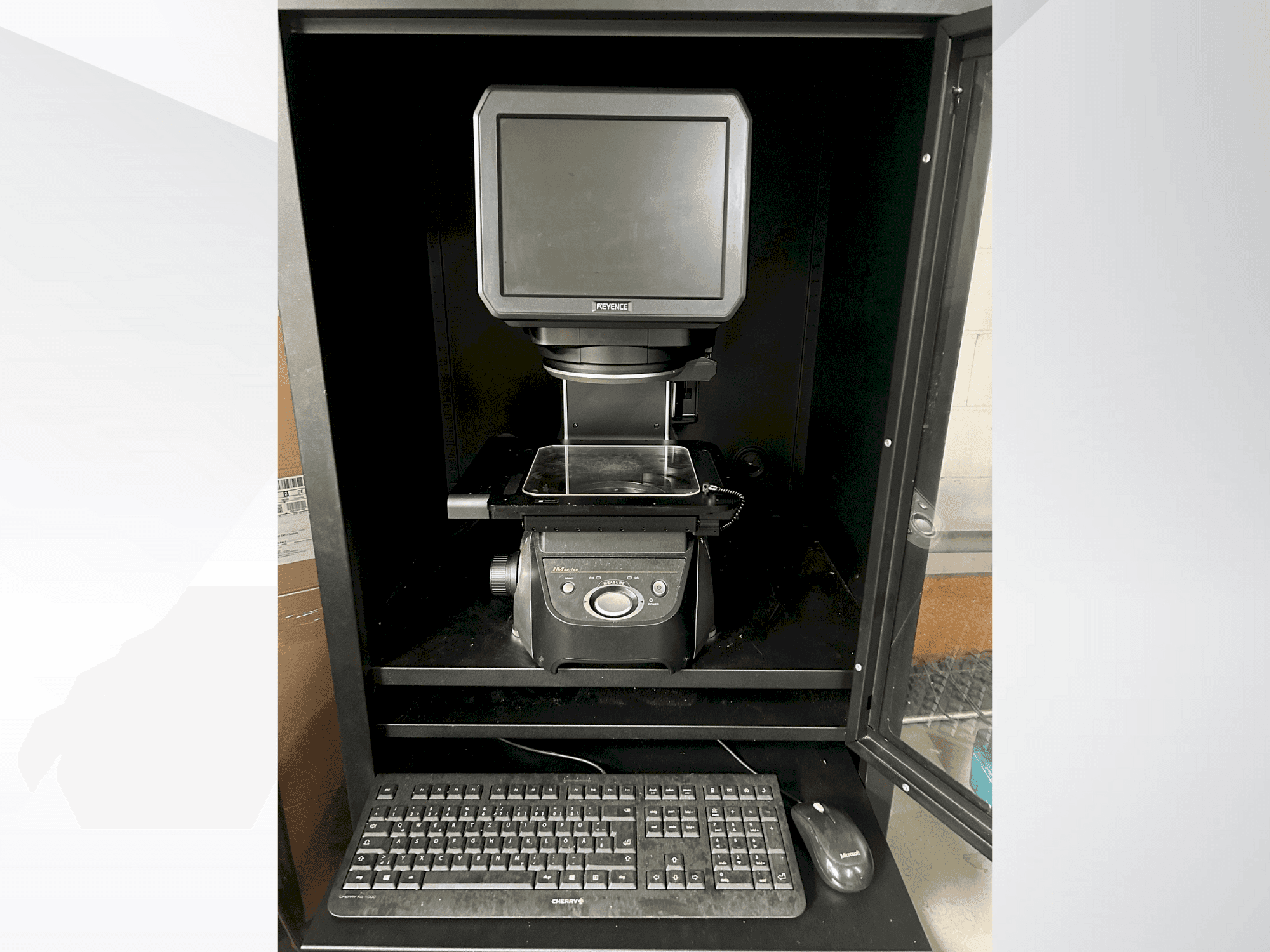 Vista Frontal da KEYENCE IM 7020 máquina