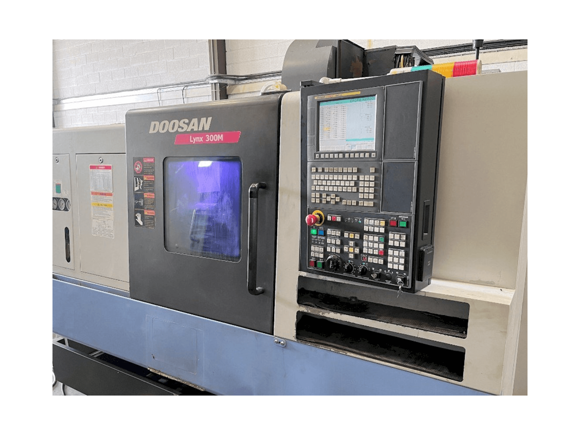 Vista Frontal da Doosan Lynx 300M máquina