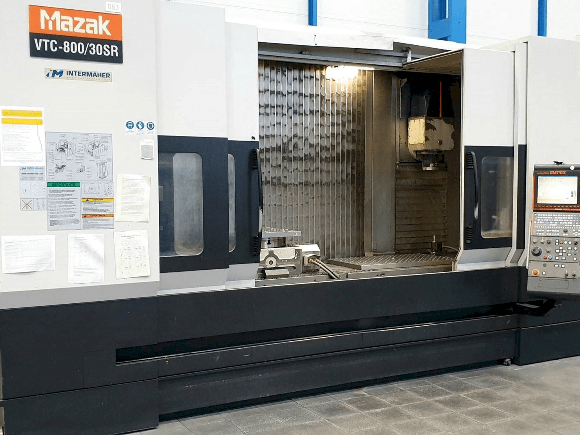 Vista Frontal da Mazak VTC-800/30SR máquina